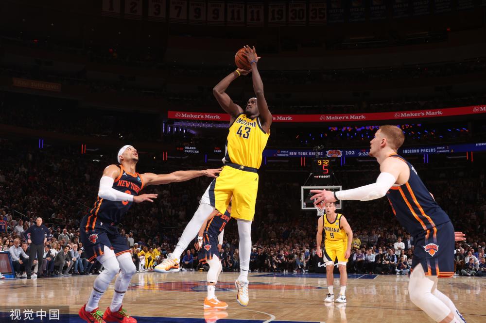 力将球扑出 力将球扑出